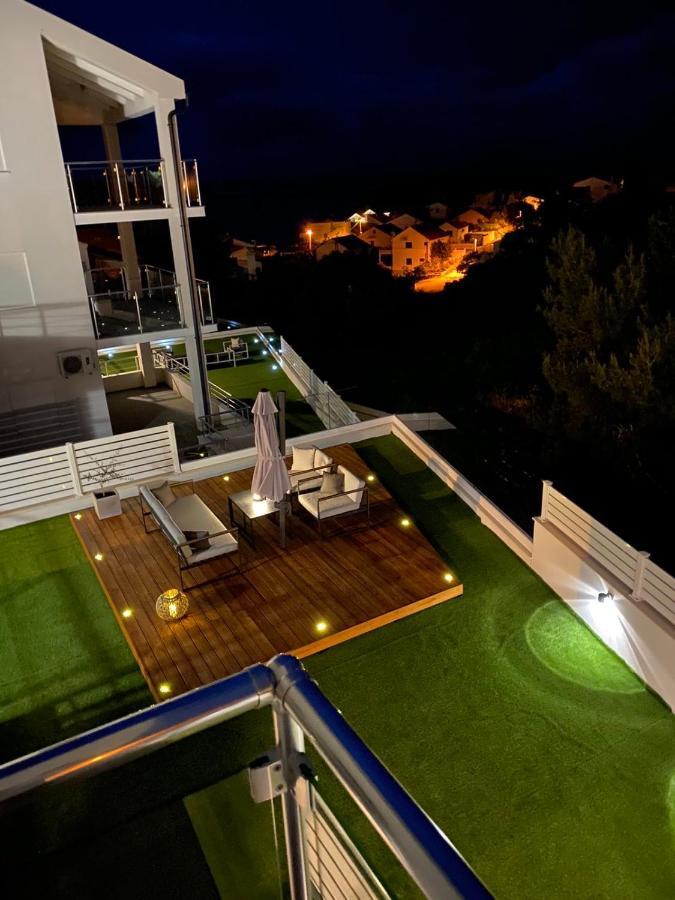 Ellavis Apartments Bagian luar foto