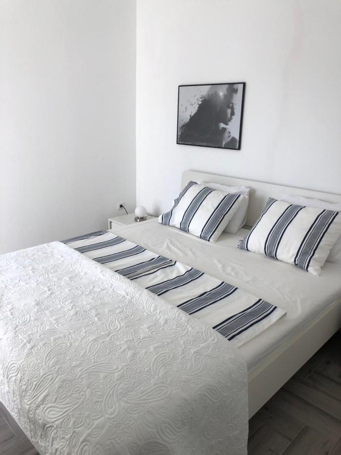 Ellavis Apartments Bagian luar foto